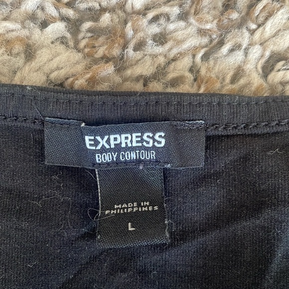 Express body contour v neck tshirt - Picture 2 of 2